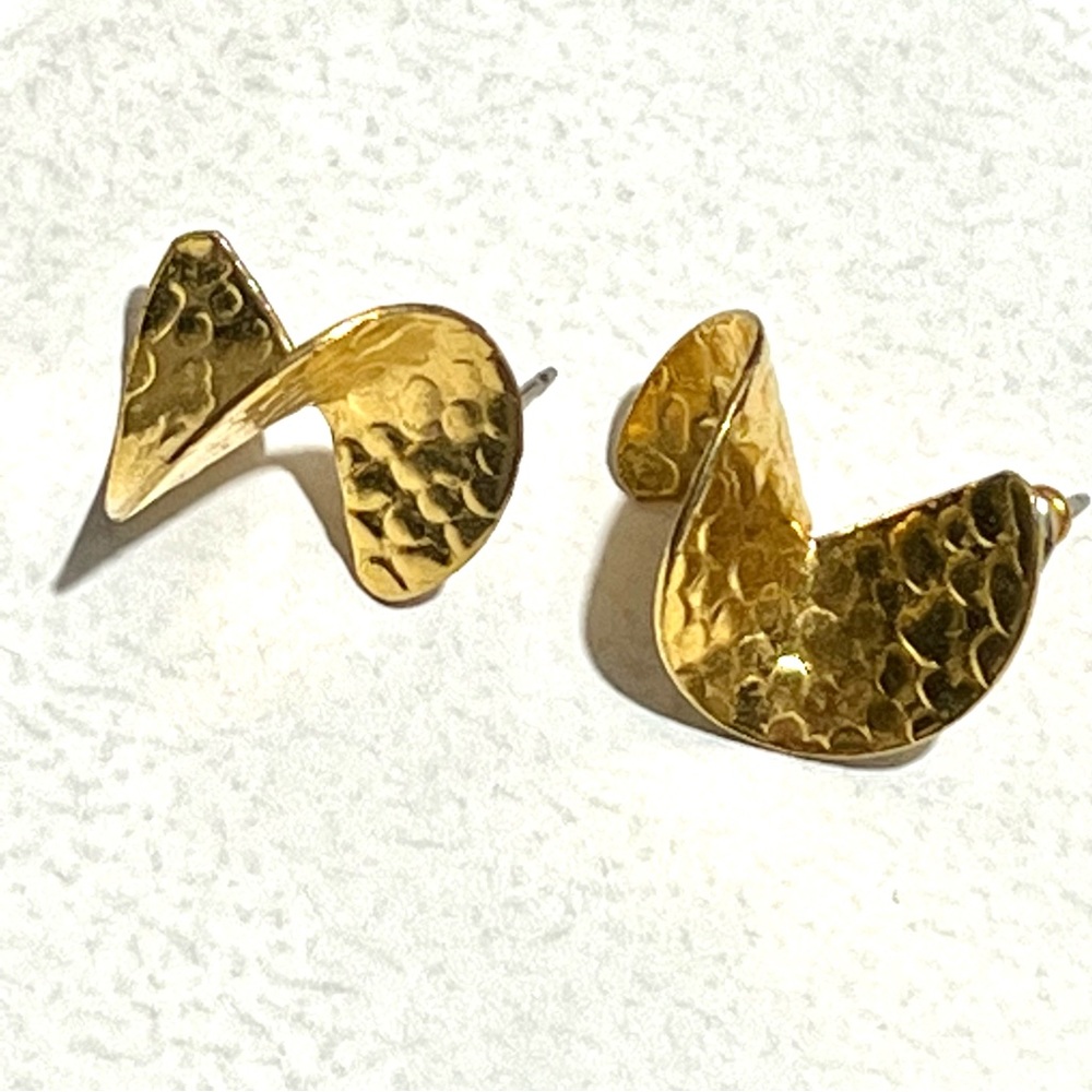 Hammered finish gold tone geometric twirl post earrings